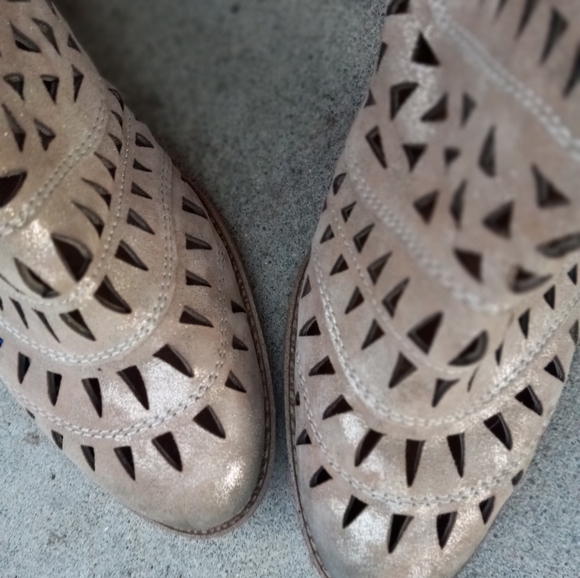 8 SÖFFT WESTWOOD 2 Metallic Gold Tan Lazer Cut Leather 2¾" Stacked Heel Booties - Picture 6 of 13